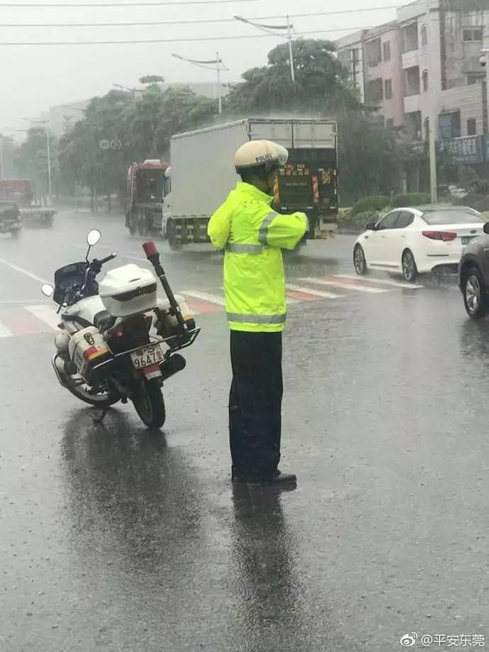 还有雨中紧守岗位的交警蜀黍