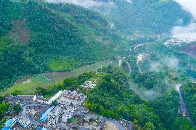 片马边境旅游区内,茂密的原始森林令人神往,田园山水如诗如画,垂直性