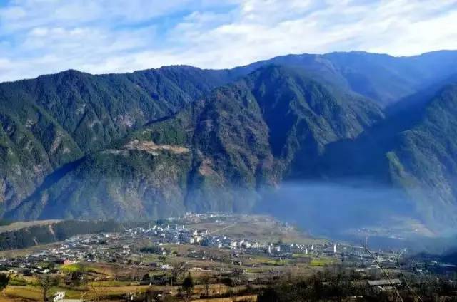 早餐后从昆明乘车前往怒江傈僳族自治州州府所在地——六库,晚餐后