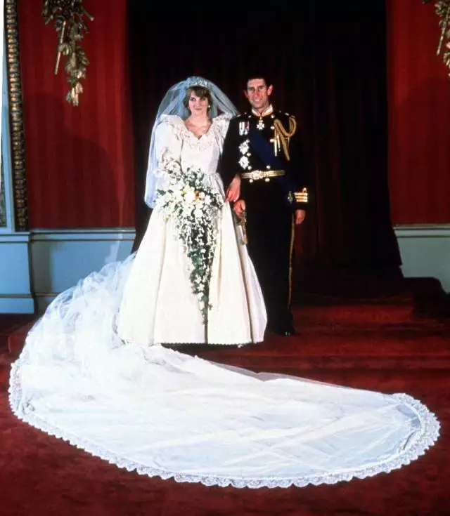 王妃的婚纱_戴安娜王妃的婚纱图片