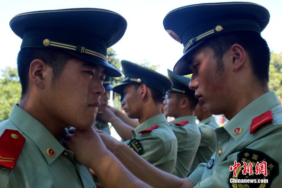 浙江武警迎"退伍季 昔日硬汉挥泪惜别