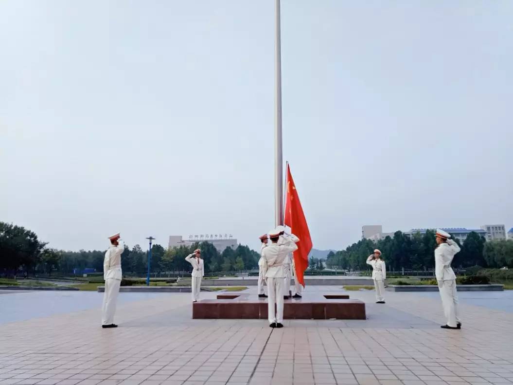 【校园动态】学校举行纪念抗战胜利72周年升旗仪式