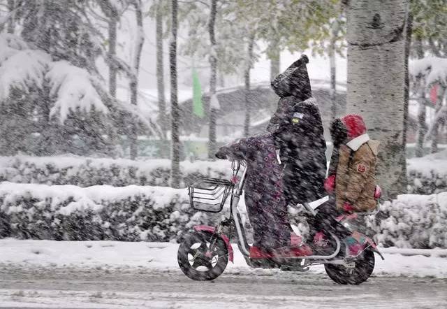 作为父母,他们从心里愿意每天接送孩子,但是下雨,下雪天要孩子遭罪