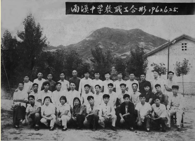 1996年9月经县委,县政府决定,原南溪镇初级中学合并到南溪中学.