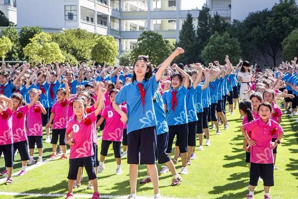 宾虹小学七彩校服亮相开学典礼,缤纷世界闪出的美丽