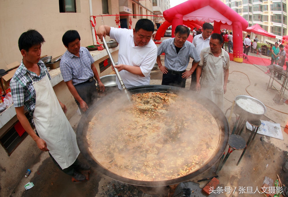 300多人参加婚礼 大锅饭看着真让人流口水.