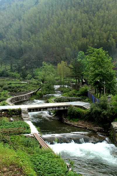 鄣山村,位于婺源县大鄣山乡,以雄踞境内的大鄣山而得名.