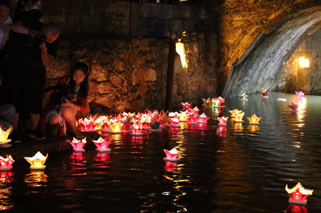 万盏河灯漂古城祈福追念漾东西