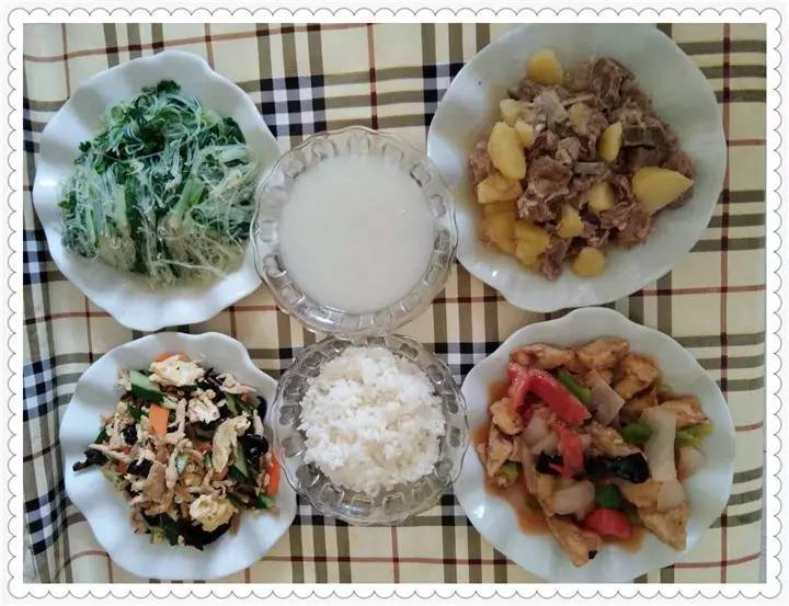营养晚餐:柳叶包,麦仁粥,肉末豆腐,素炒三丝