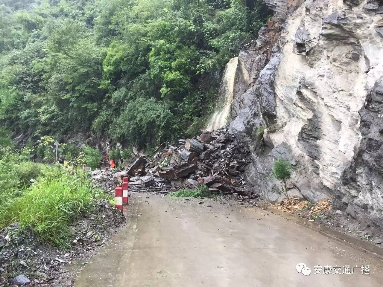 连续降雨致安康多处山体滑坡,道路中断!最美"浇警"上线了.