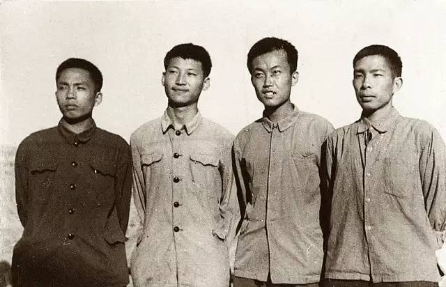 1973年,和知青雷平生(左一),陶海粟(右二),雷榕生(右一)