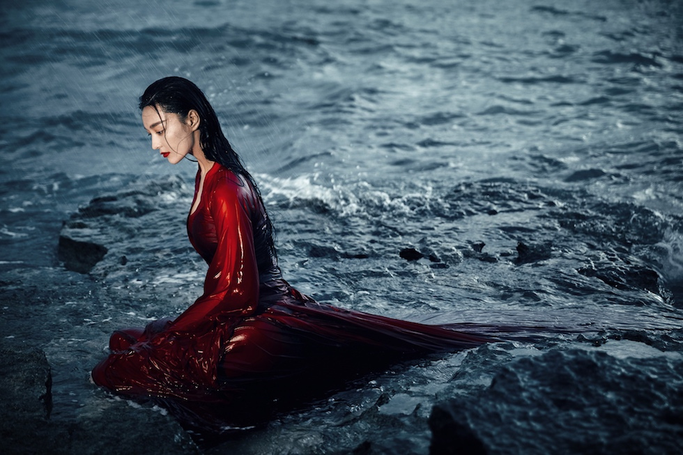 张馨予海边唯美大片曝光 红裙湿发性感魅惑