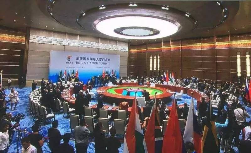 与g20峰会一样,厦门金砖五国峰会主会场采用传统中式风格布置.