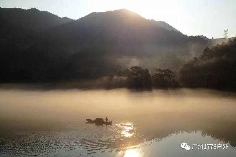 旅游 正文 小东江水是从东江大坝100多米深的坝底流出来的,水温常年