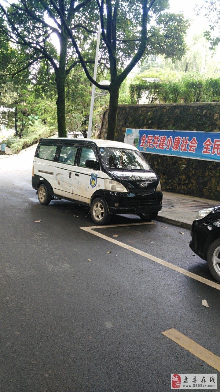 [曝光台]交警巡逻车不悬挂车牌,而且没有按规定停在停车位里算违章嘛?