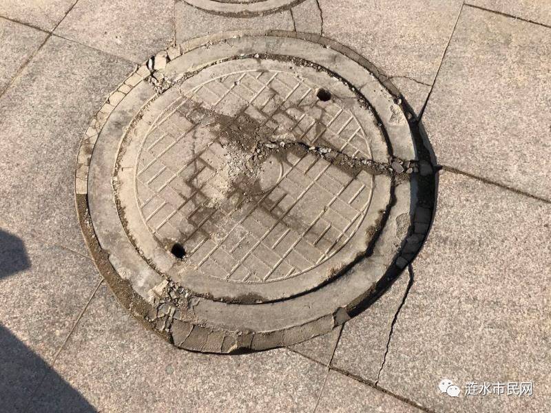 【网友来信】军民商业广场门前多个窨井盖破损 十分