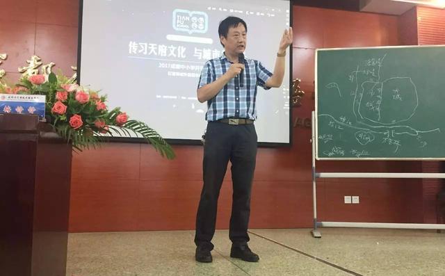 听完这堂课,成都高新实验中学校长潘先根表示,无论是从地理上还是历史