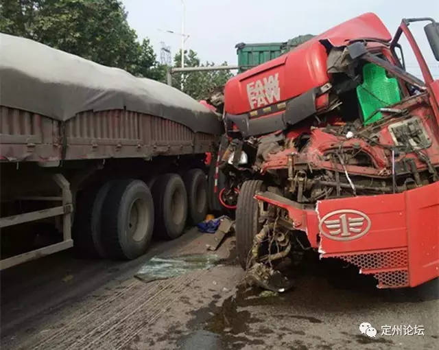 (点击观看视频)此次事故并未造成大堵车,现场交通秩序良好,事故正在