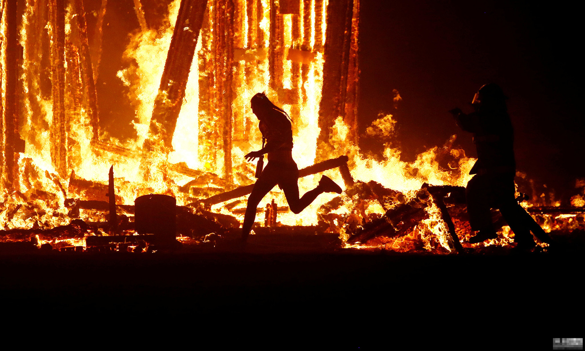 美国男子"火人节"冲入火堆化为"火人"