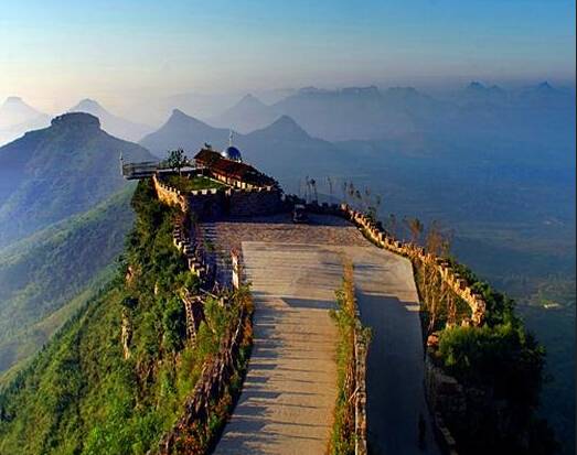 天上王城景区地处沂蒙腹地,景区依托沂蒙山世界罕见的山崮地貌群风光