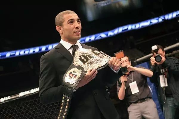 嘴先喷 因此得到「嘴炮」的绰号 jose aldo 何塞·奥尔多 被「嘴炮」