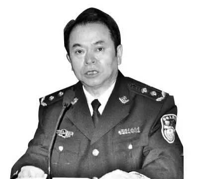 广西监狱管理局原书记钟世范脱下军装穿上警服脱下警服穿上囚服