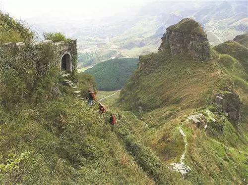 龙岩城又名马脑城,位于南川区东南38公里的马嘴山上.