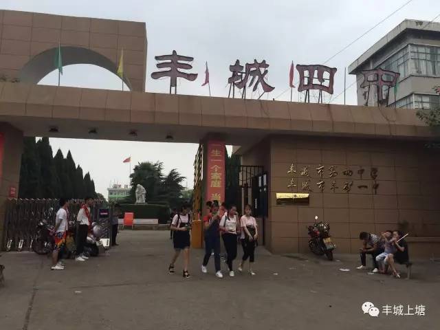 丰城四中西校区(原丰城四中)学生纷纷领书本新生带着生活用品住校刚刚