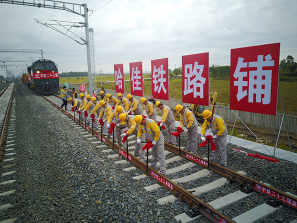 世界最长高寒地区快速铁路哈佳线铺轨贯通:时速200公里