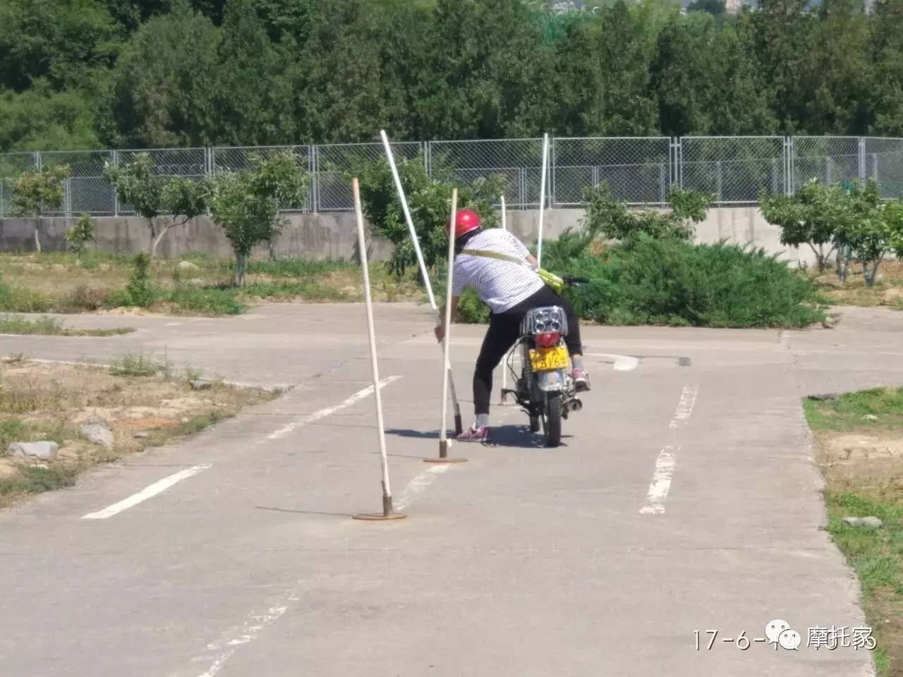 所以摩托车的科目二三都是在场地内的,模拟道路.