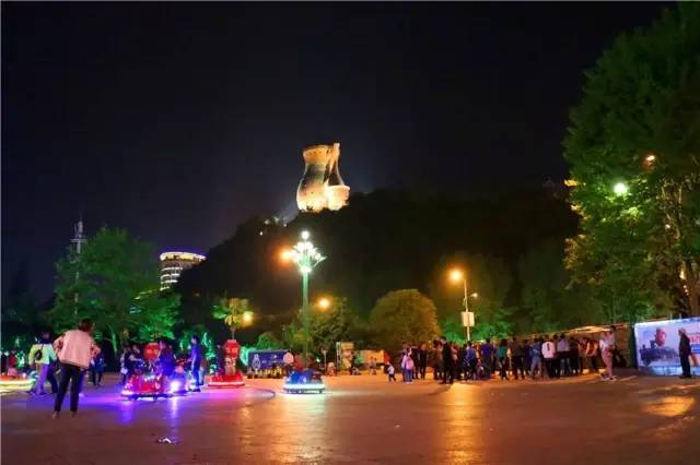 湄潭的夜景,城内霓虹灯,道路灯,装饰灯万家灯火勾勒出湄潭婉约秀气的