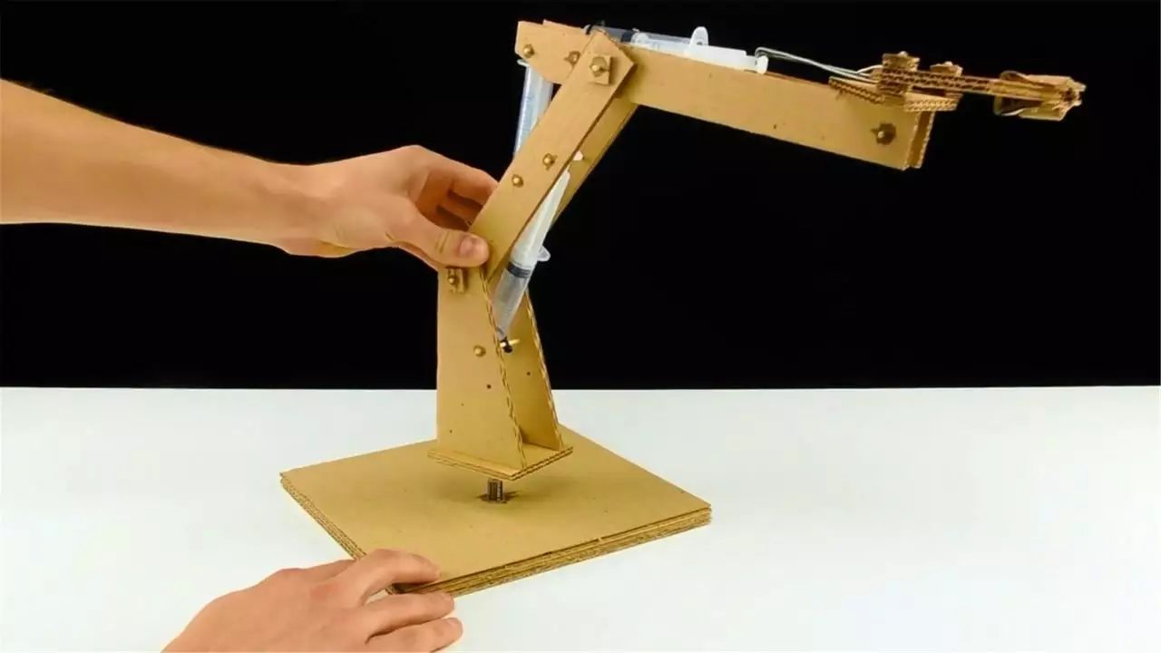 用纸板做个这样的液压机械臂,比抓娃娃机更过瘾