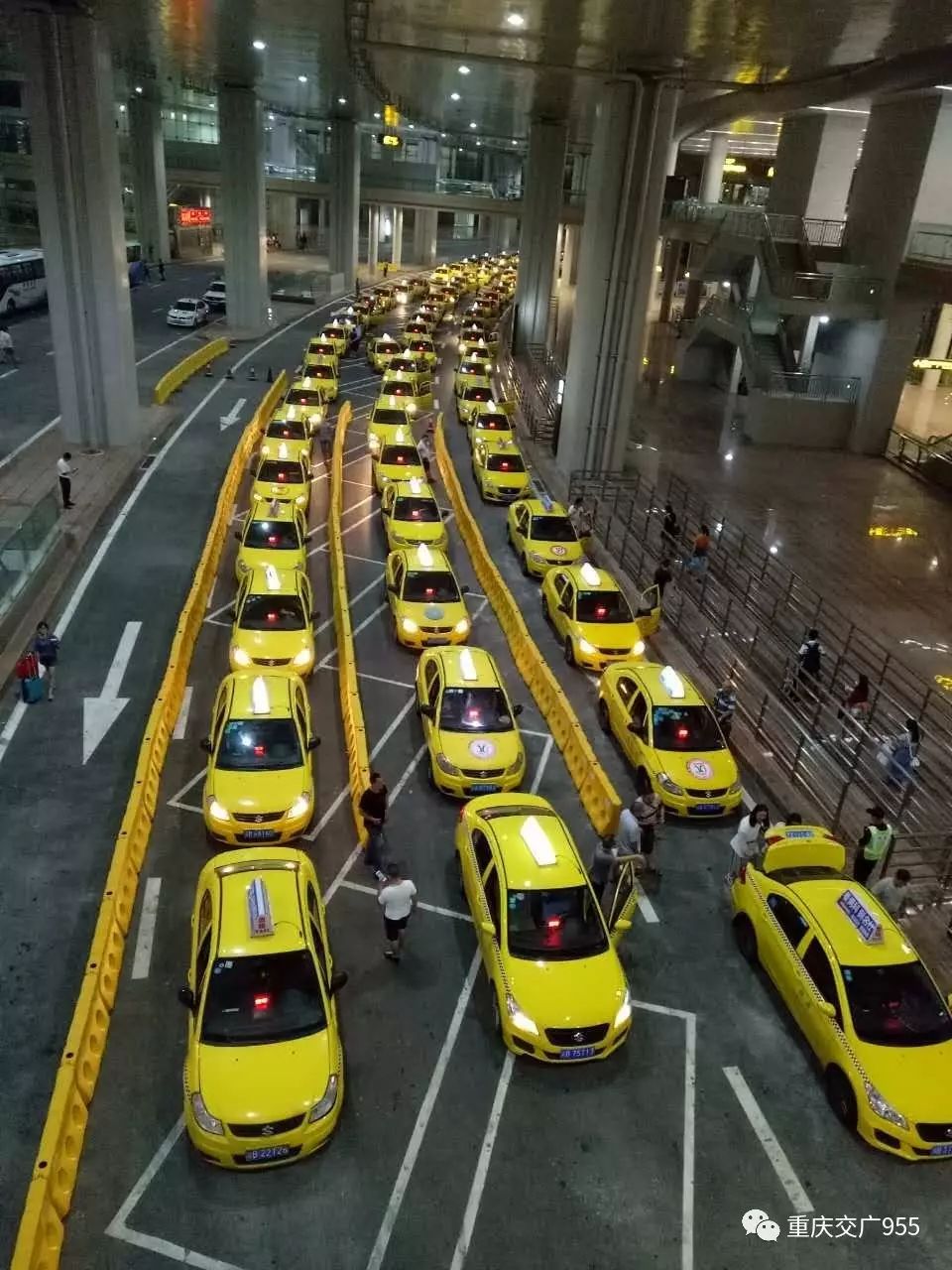 大约有300,400名旅客在等出租车两名飞抵重庆在t3a航站楼的士站等候