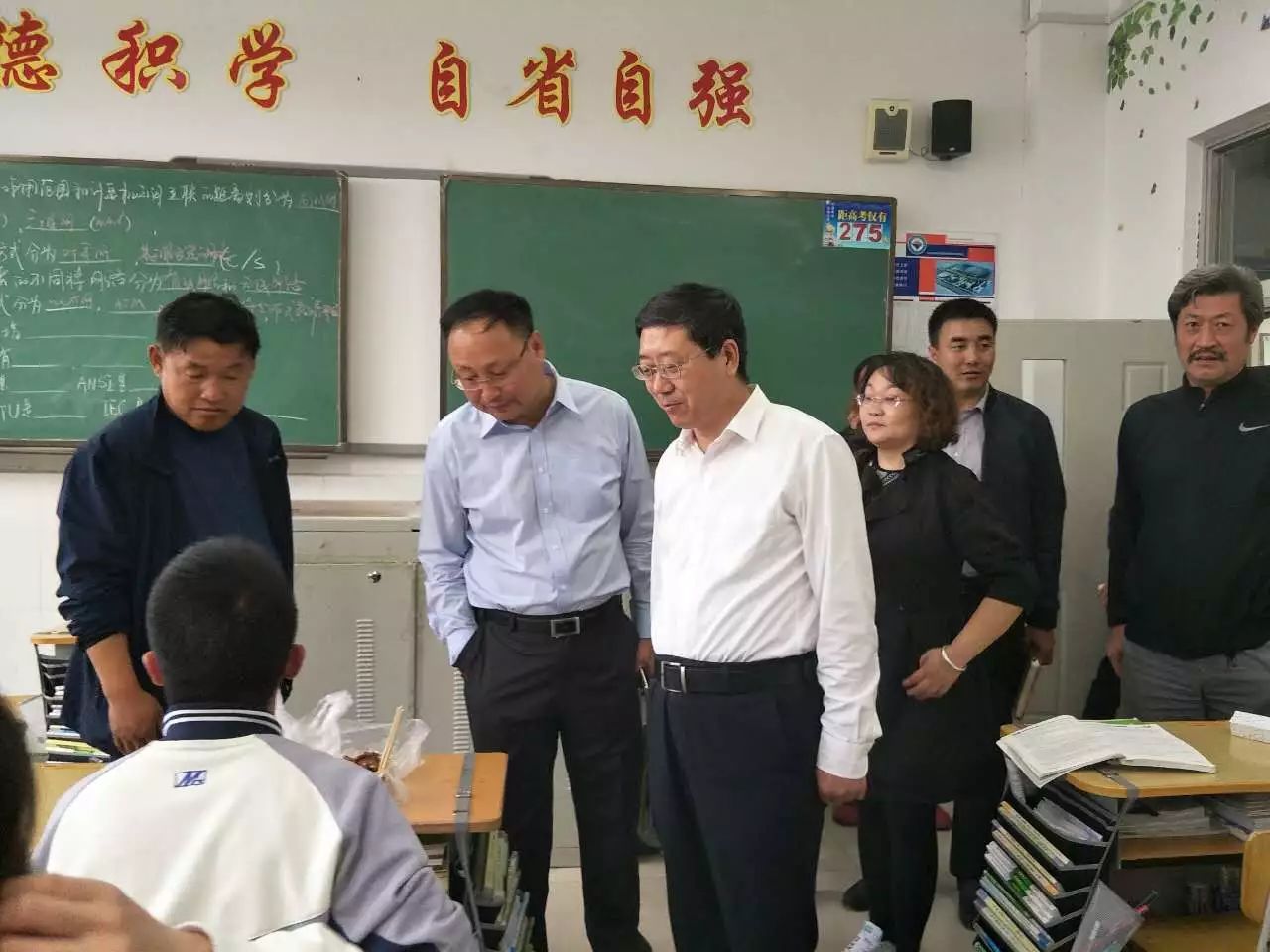 开学之初,市教育局来东胜区督导检查工作_