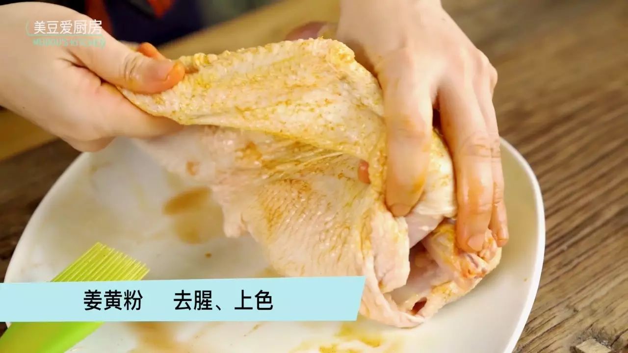 2,在鸡身表面涂抹盐焗鸡粉(按自己的口味涂抹).