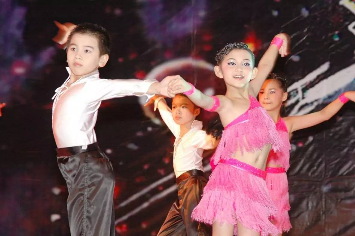 男孩子练习拉丁舞 既能保持身体形态的挺拔 也可以强身健体,避免肥胖