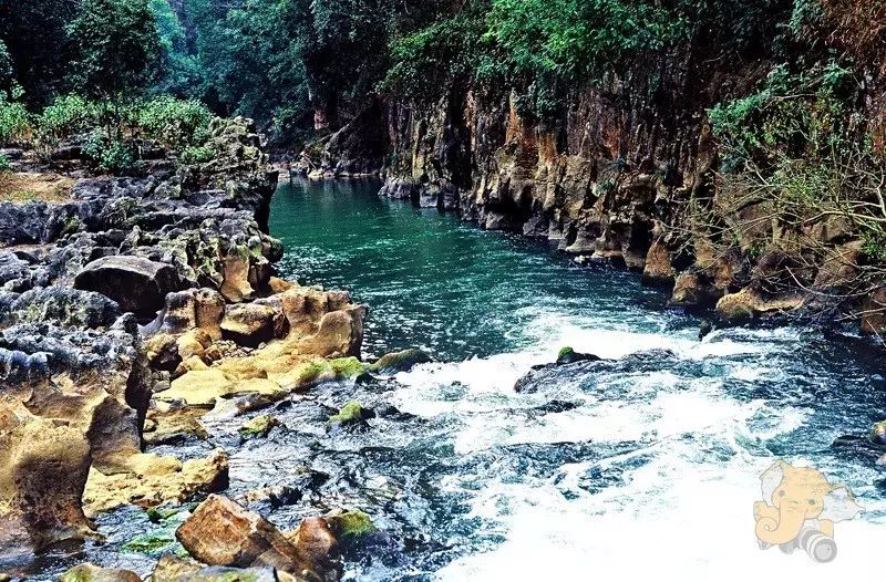 在宜良 有个碧波荡漾,水流湍急的地方 叫柴石滩风景区 宜良境内的盘龙