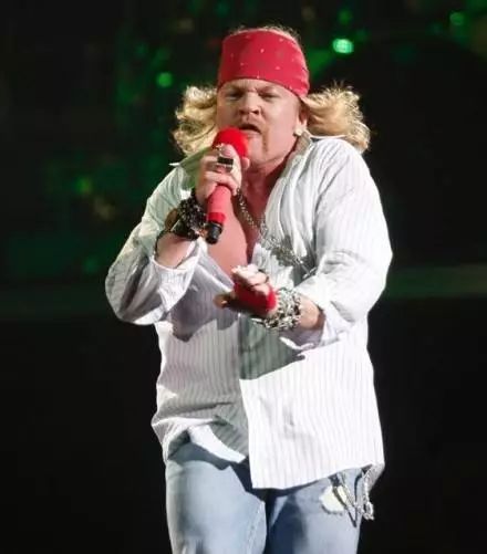 主角就是枪花乐队主唱 axl rose 都说死如涅盘,生如枪花 是每一个热爱