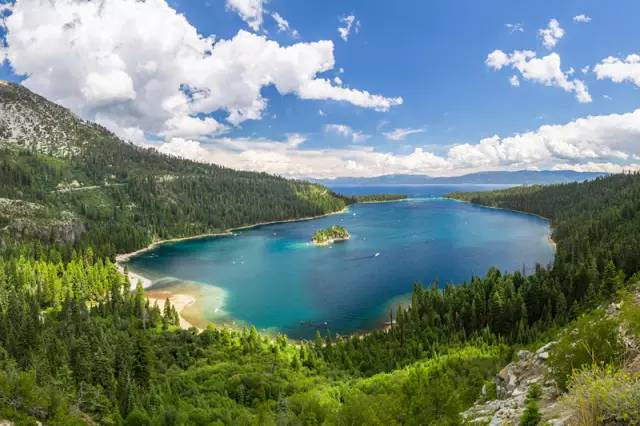 lake tahoe(太浩湖)是印第安语中的大湖的意思,位于美国加州与内华达