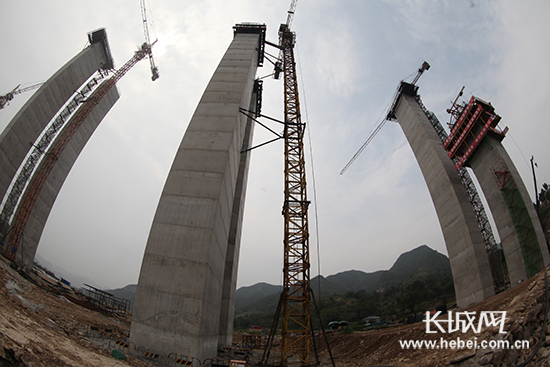 太行山高速公路邯郸段王家大桥14跨薄壁空心墩工程现场.