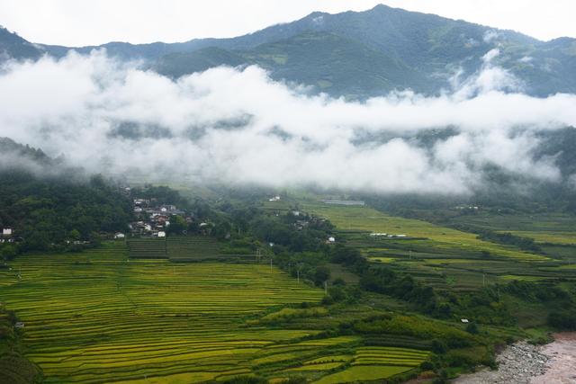 滇西北乡村原风景云雾萦绕村民盘山而居澜沧江穿流而过