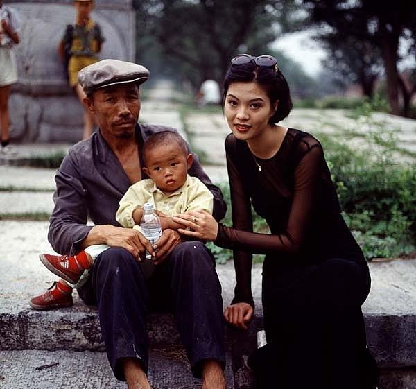 一组90年代中国女性老照片 想不到90年代的中国女孩是那么美 雪花新闻