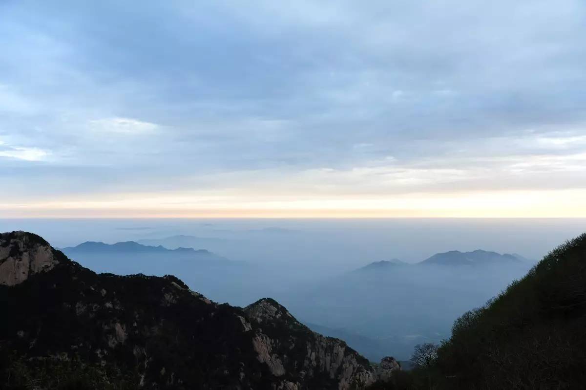 当夕阳西下,若漫步泰山极顶,又适逢阴雨刚过,天高气爽,此时仰望西天