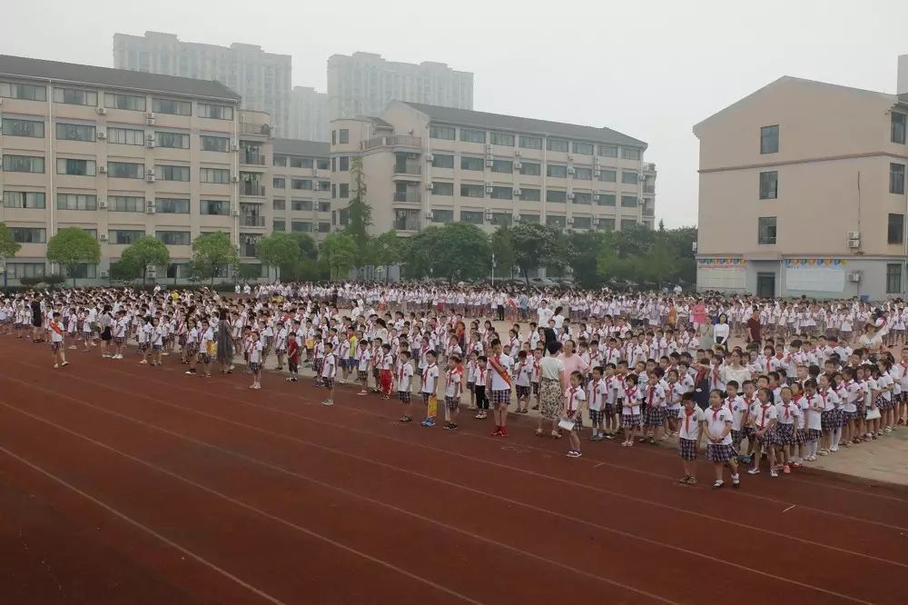 "随着一年级新生稚嫩而又清脆的嗓音,上虞区华维文澜小学2017学年第一