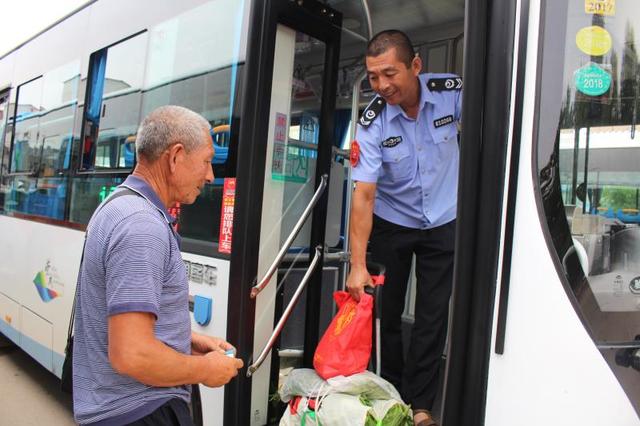 荣成正能量丨 送迷路孩子回家,扶老人下车,公交司机成"暖男"