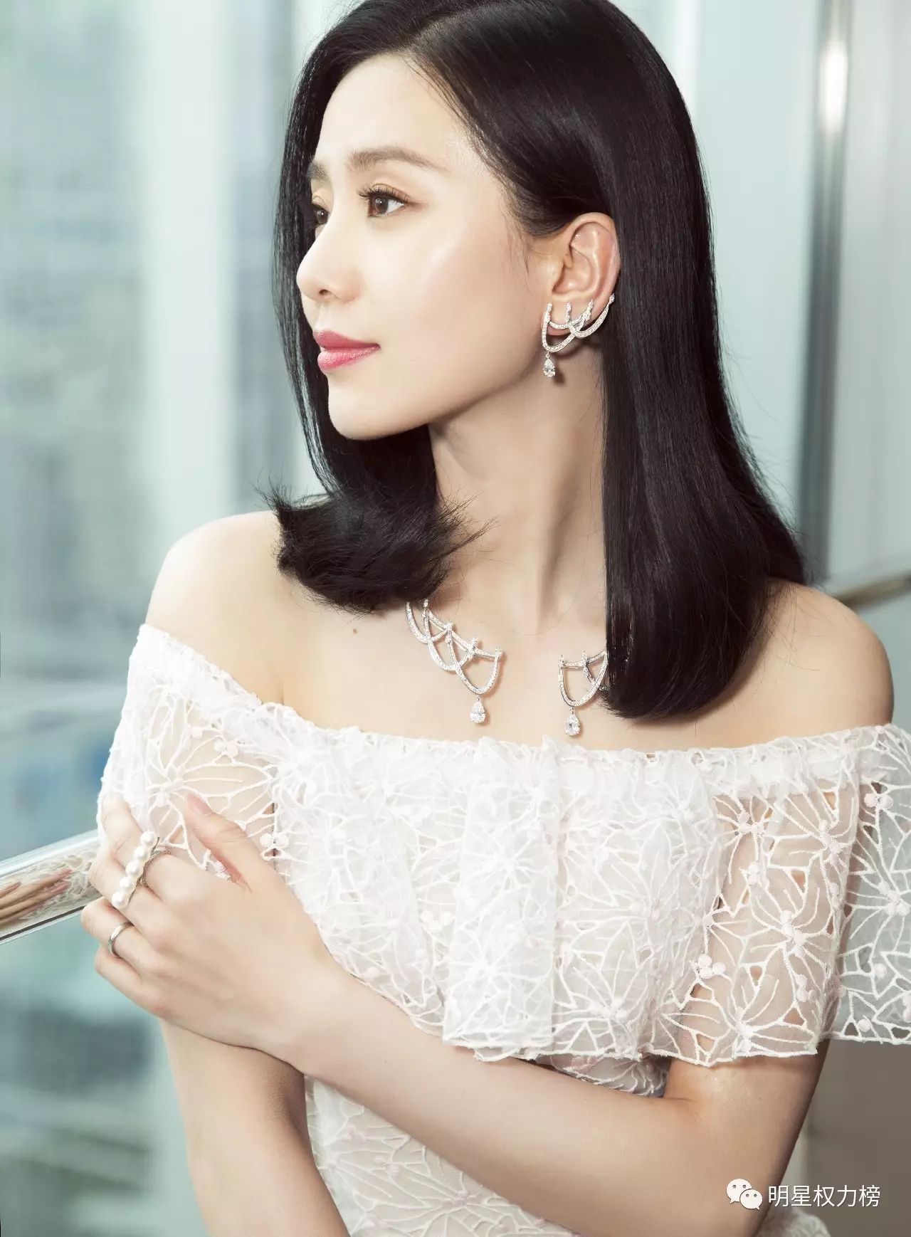 韩女星韩素希代言拍宣传照 水光肌白皙细腻|宣传照|护肤|韩素希_新浪新闻