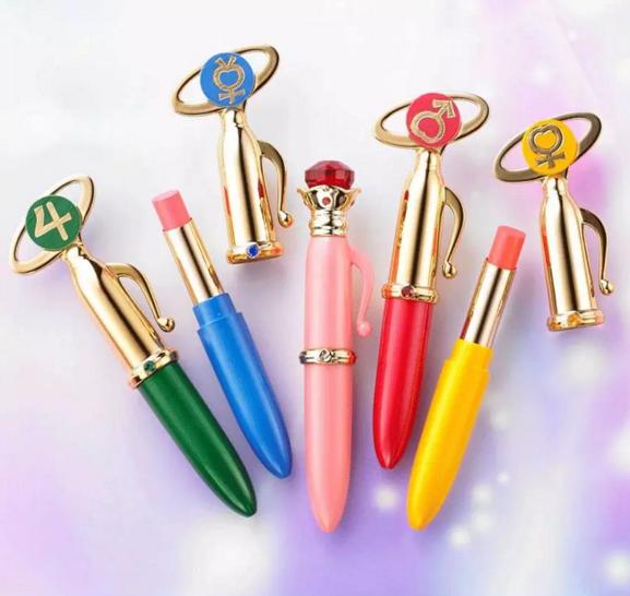 Sailor Moon Makeup美少女战士变身笔唇膏 这下真的可以变身了哟！ 产品 化妆品财经在线 一个行业的生意与思想