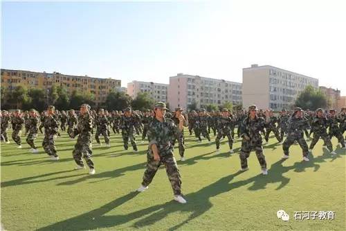 石河子师范学校举行学生军训汇报表演暨表彰总结大会