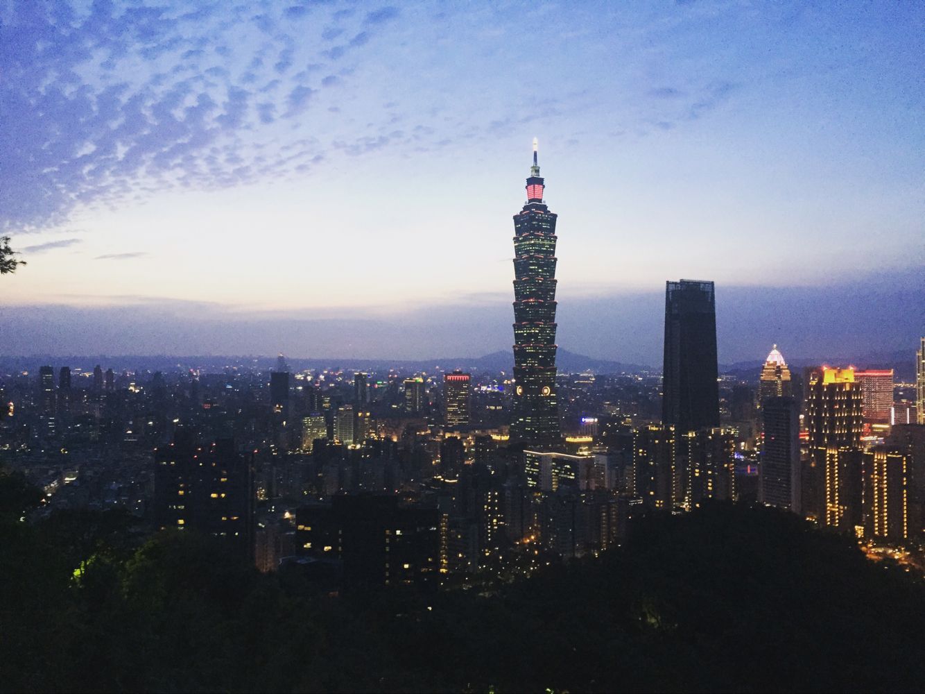 夜更黑后,台北夜的天际线