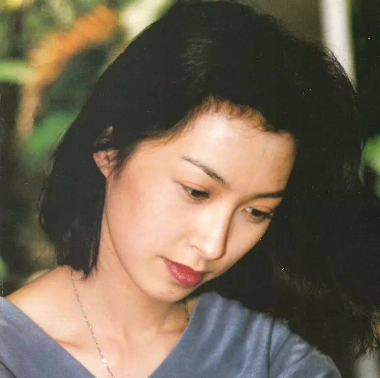 综艺资讯   1991年度香港小姐郭蔼明,刚刚在美国获得硕士学位的郭蔼明